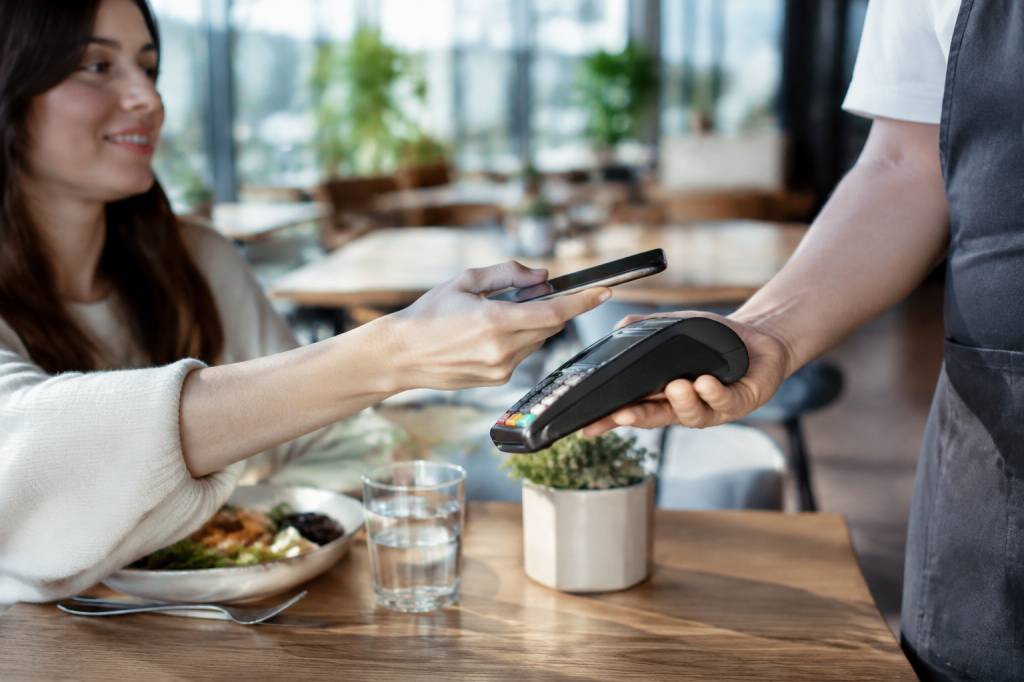 Quels moyens de paiement pour un commerce de restauration : les solutions à comparer